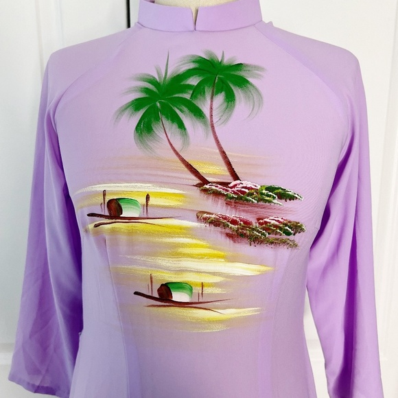 Vintage Vietnamese Áo Dài – Hand-Painted Lavender Dress Top 🌸 Fits a Small - Picture 4 of 9